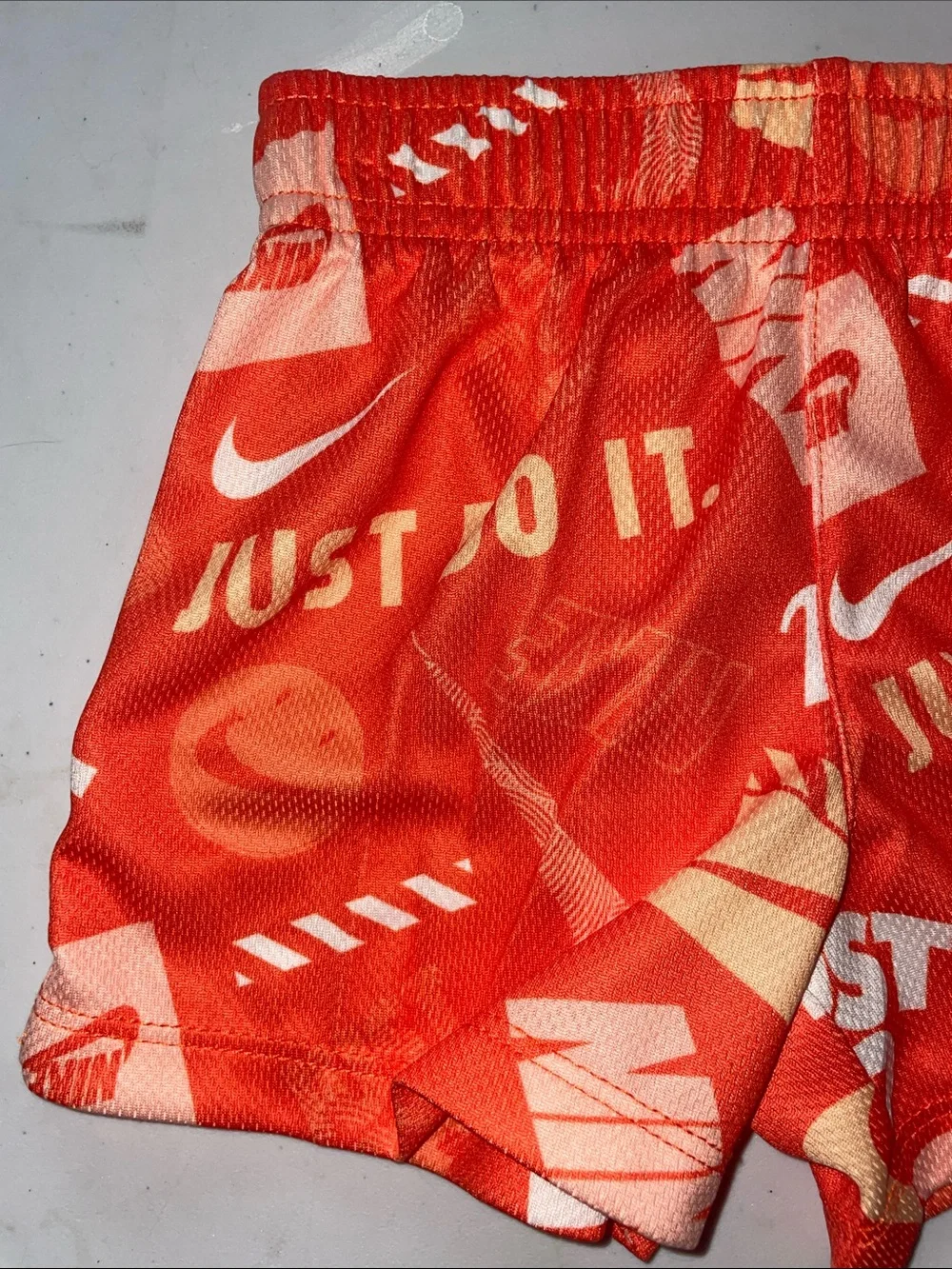 NEW! NIKE ORANFE 2-PIECE T-SHIRT & SHORTS SET. SIZE 12 MONTHS. BOYS. - Picture 3 of 9